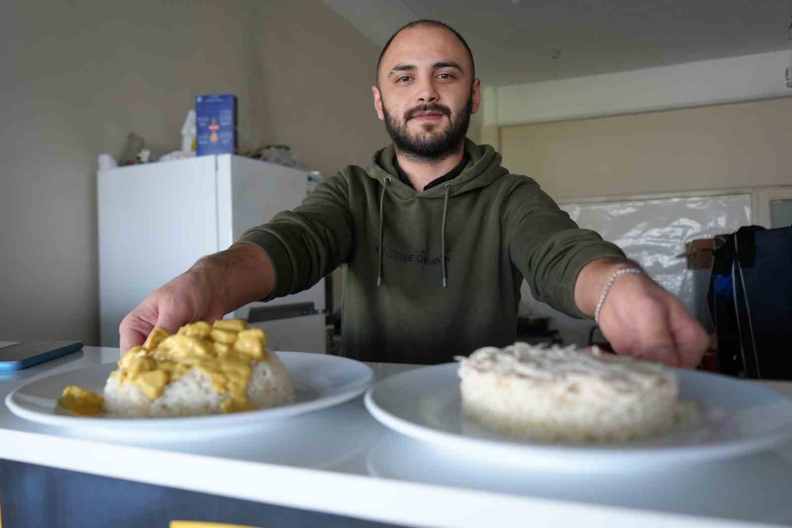 Kocaeli Üniversitesi'nde Pilav Satarak Okuyan Genç! Pilav Satışıyla Hayallerine Pişiriyor