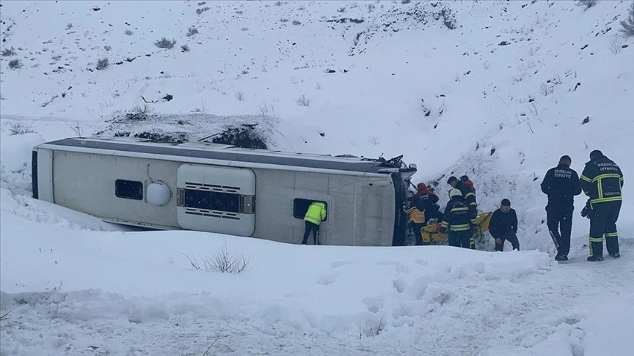 Erzincan’da yolcu otobüsü şarampole devrildi