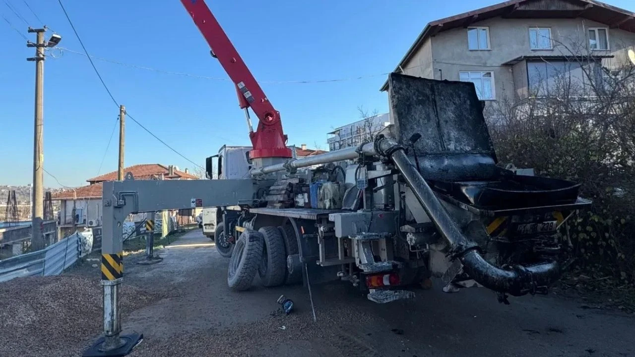 İzmit'te Beton Dökme Vincinin Lastiği Patladı! 2 İşçi Yaralandı