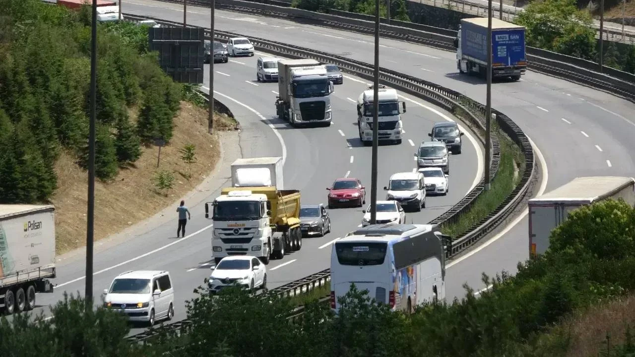 Kocaeli Körfez’de Otomobil Tırın Altında Kaldı! 1 Yaralı