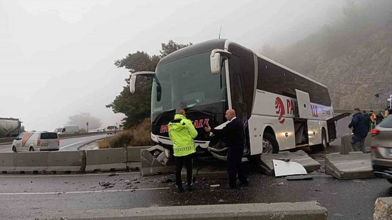 Muğla’da Feci Kaza! Yolcu Otobüsü Beton Bariyere Saplandı