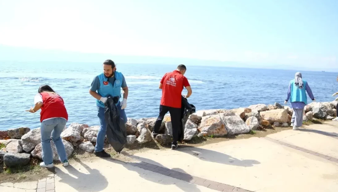 İzmit Körfezi'nde Dip Temizliği: Su Altından Çıkan Atıklar Şoke Etti!