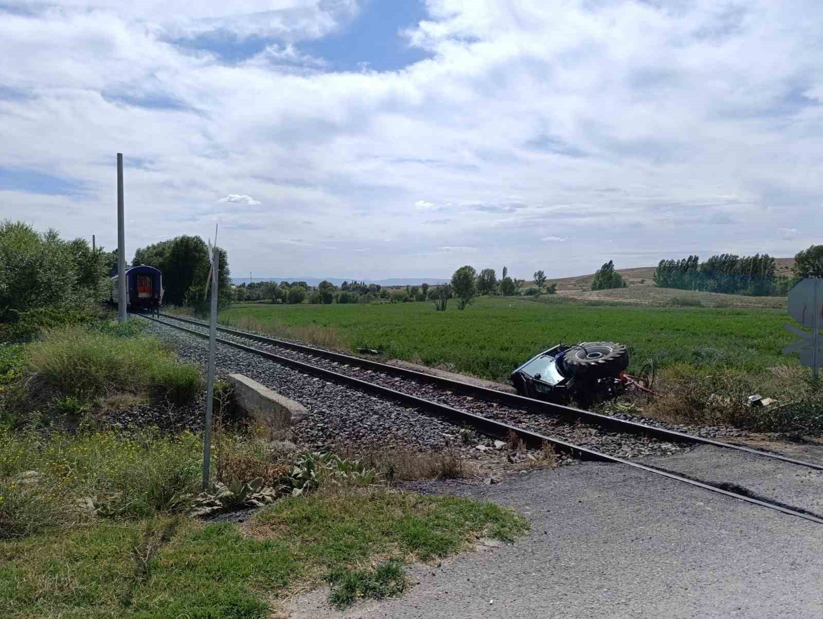 Yolcu Treni -Traktöre Çarptı