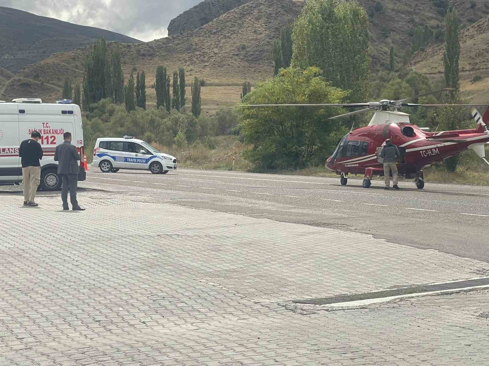 Ambulans helikopter kalp krizi geçiren hasta için Erzurum-Artvin karayoluna iniş yaptı