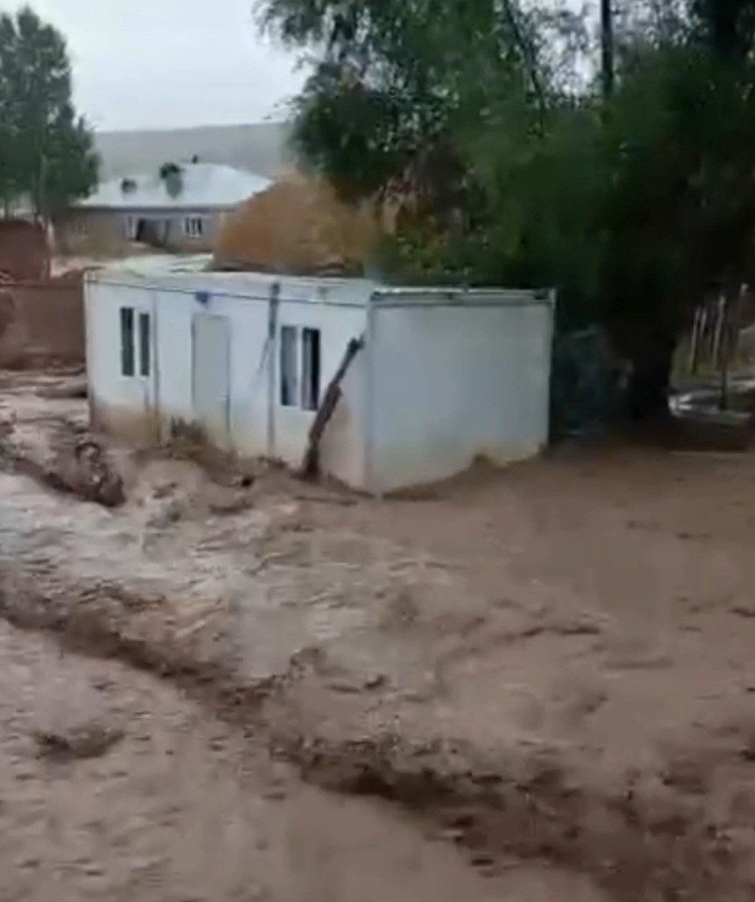 Başkale İlçesinde Sel Felaketi: Yaşam Konteyneri Suların Gücüyle Sürüklendi