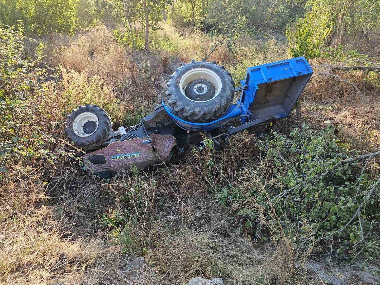 Bilecik'te Meydana Gelen Traktör Kazasında Şarampole Yuvarlanarak 1 Kişi Hayatını Kaybetti