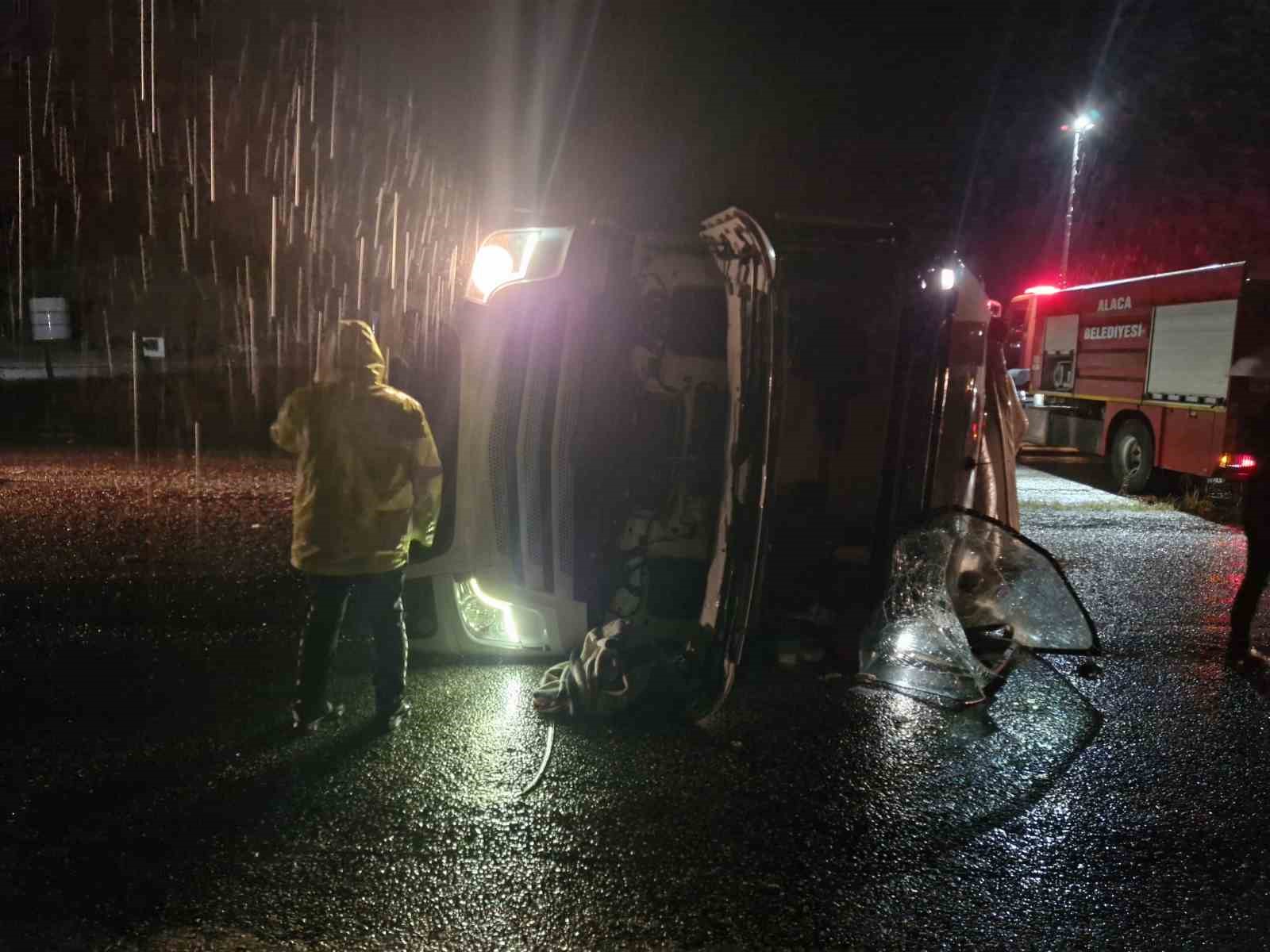 Çorum'da TIR Devrildi 2 Kişi Yaralandı