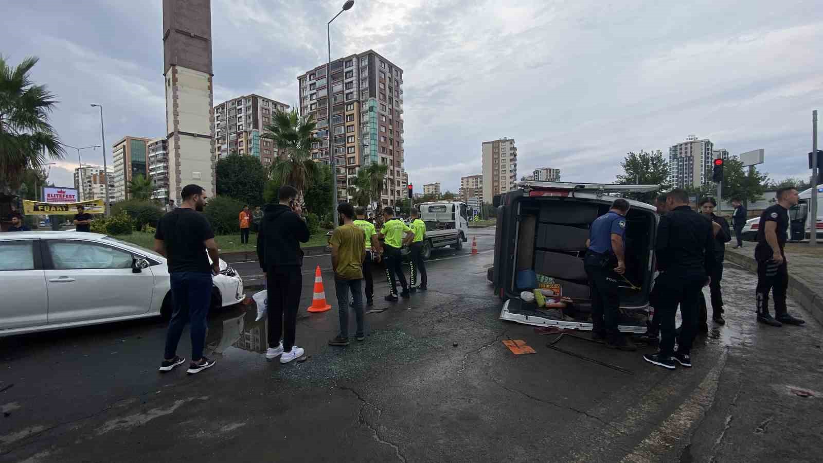 Diyarbakır'da Meydana Gelen Trafik Kazasında Otomobil ile Minibüs Çarpıştı: 1 Bebek ve 8 Kişi Yaralandı