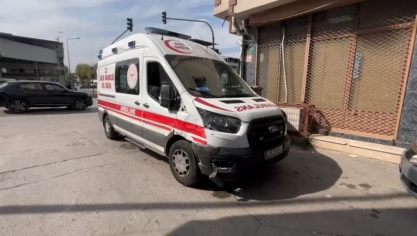 hasta-tasiyan-ambulans-otomobil-ile-kafa-kafaya-carpisti