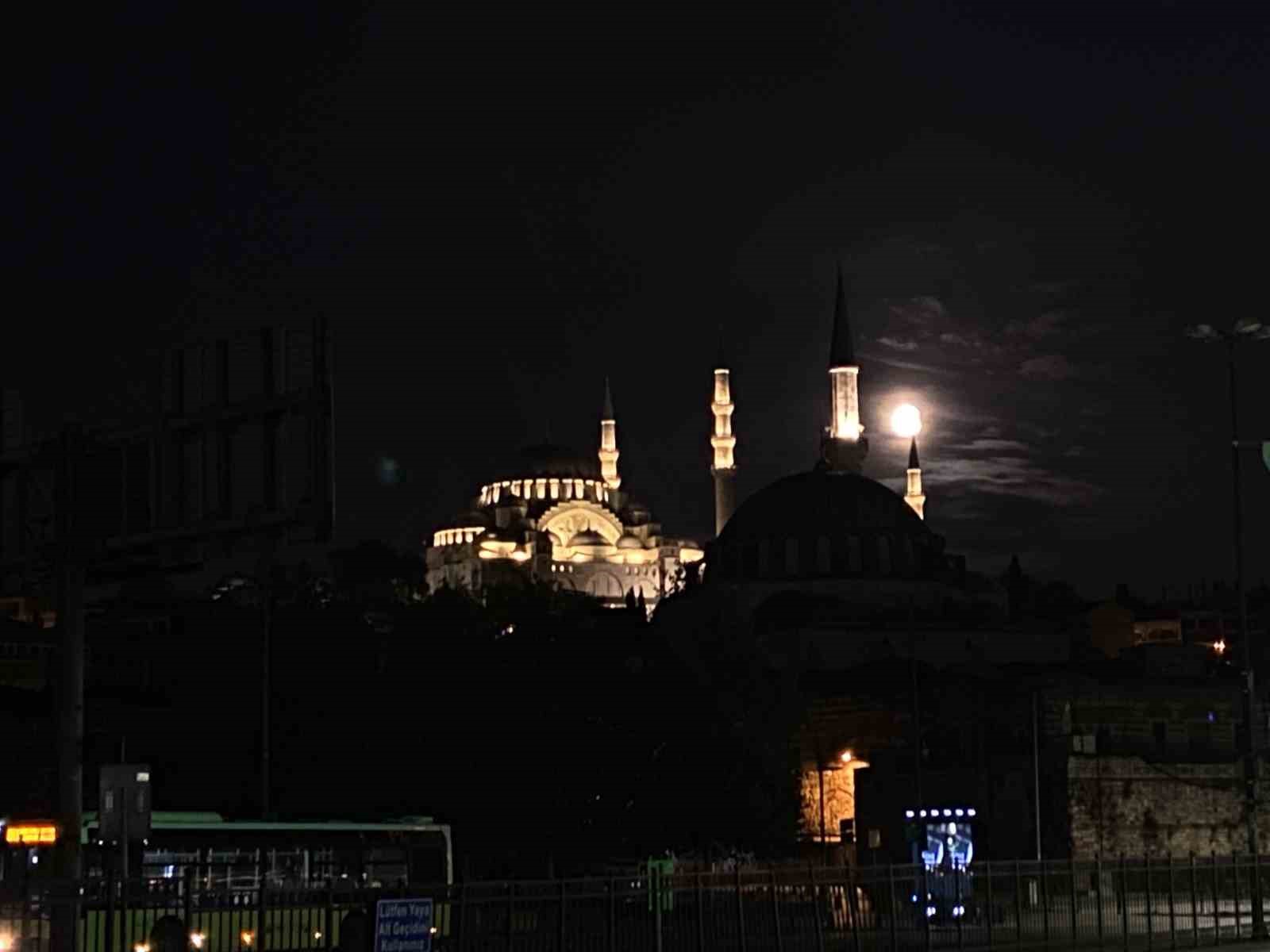 İstanbul’da Süper Kanlı Ay Tutulması