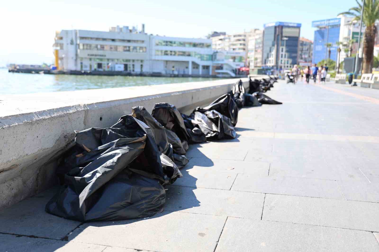 izmir-korfezinde-bilindik-manzara-yine-binlerce-olu-balik-goruldu