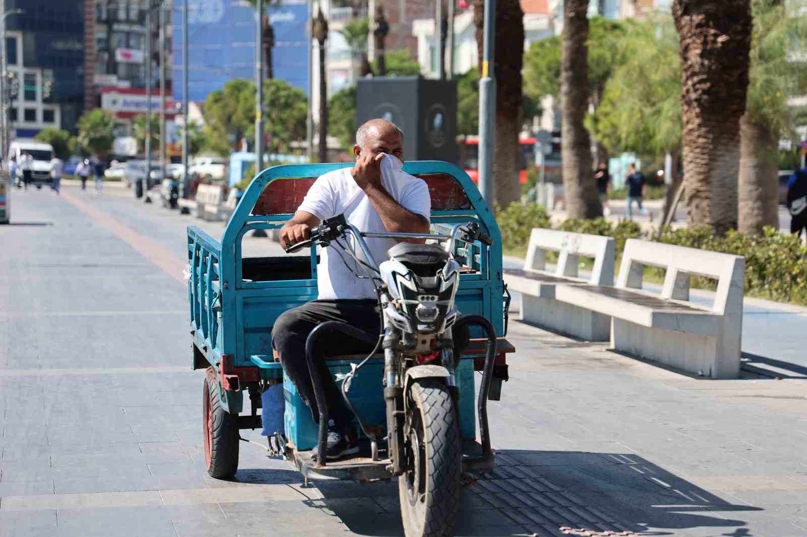 izmir-korfezinde-bilindik-manzara-yine-binlerce-olu-balik-goruldu