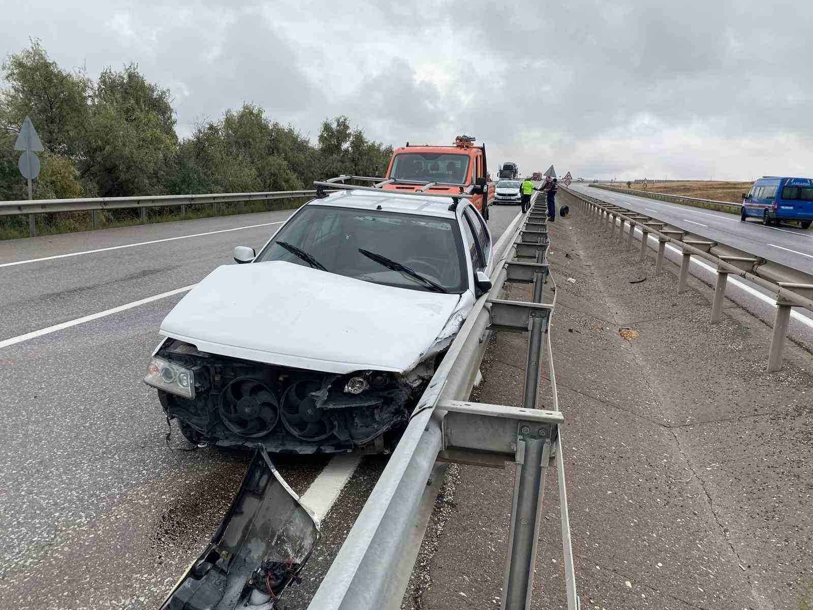 Sivas'ta Feci Kaza: Kontrolden Çıkan Otomobil Bariyerlere Çarptı, 3 Kişi Yaralandı!