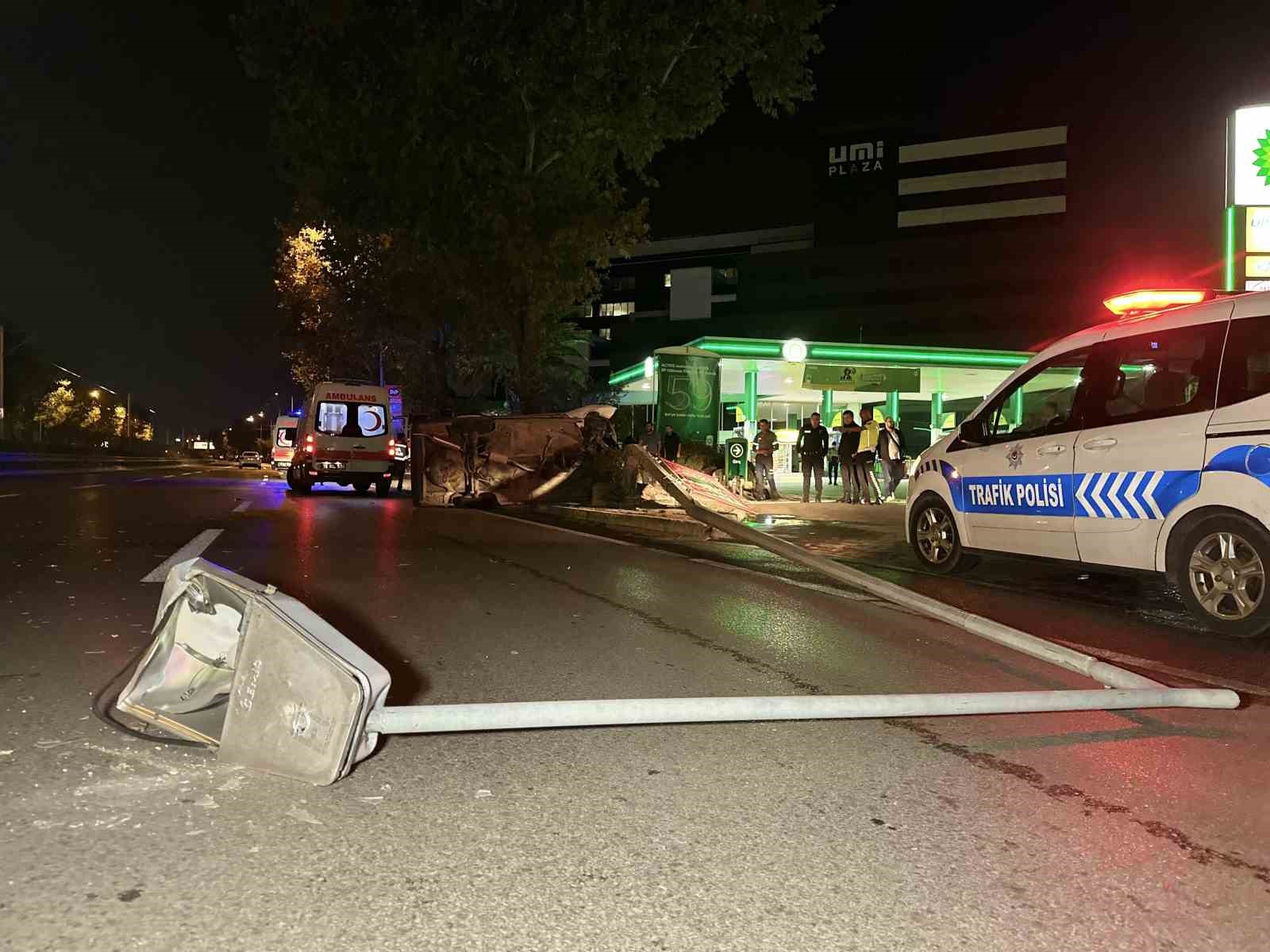 Tofaş Aydınlatma Direğine Çarpması Sonucu Hurdaya Döndü, 4 Kişi Yaralandı