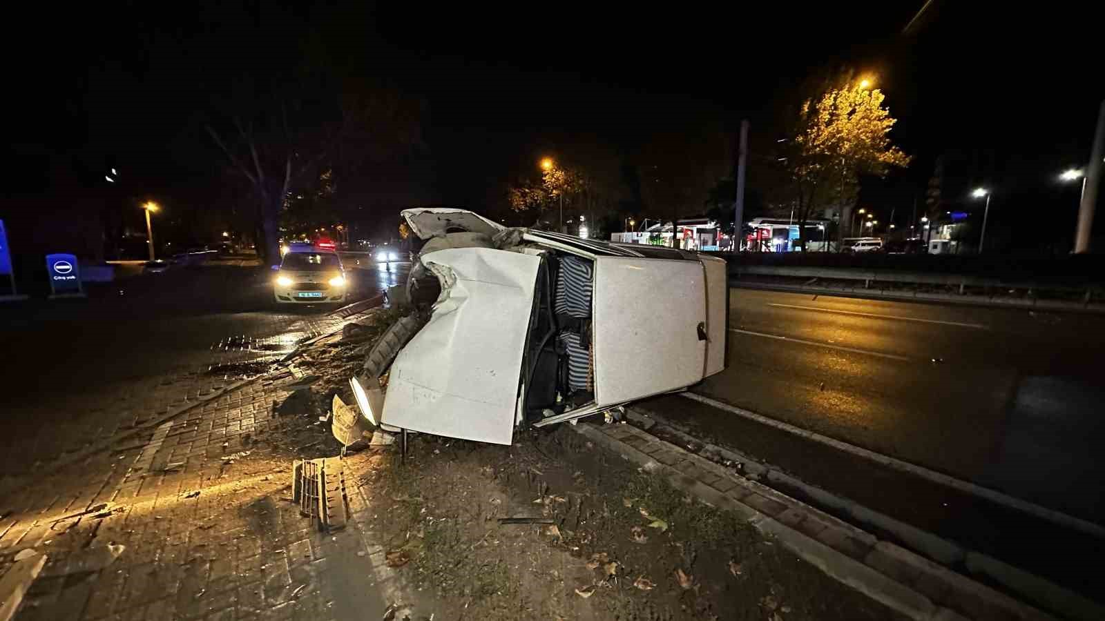 kontrolden-cikip-aydinlatma-diregine-carpan-tofas-hurdaya-dondu-4-yarali