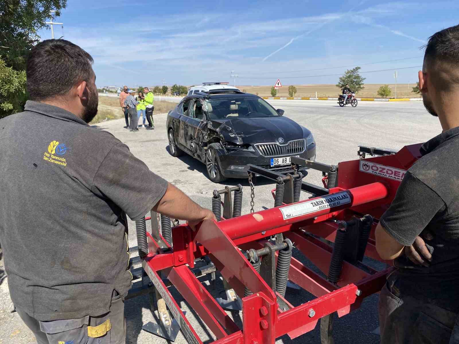 Konya'da Trafik Kazası: Otomobil Tarım Aletine Çarptı, Büyük Hasar Oluştu