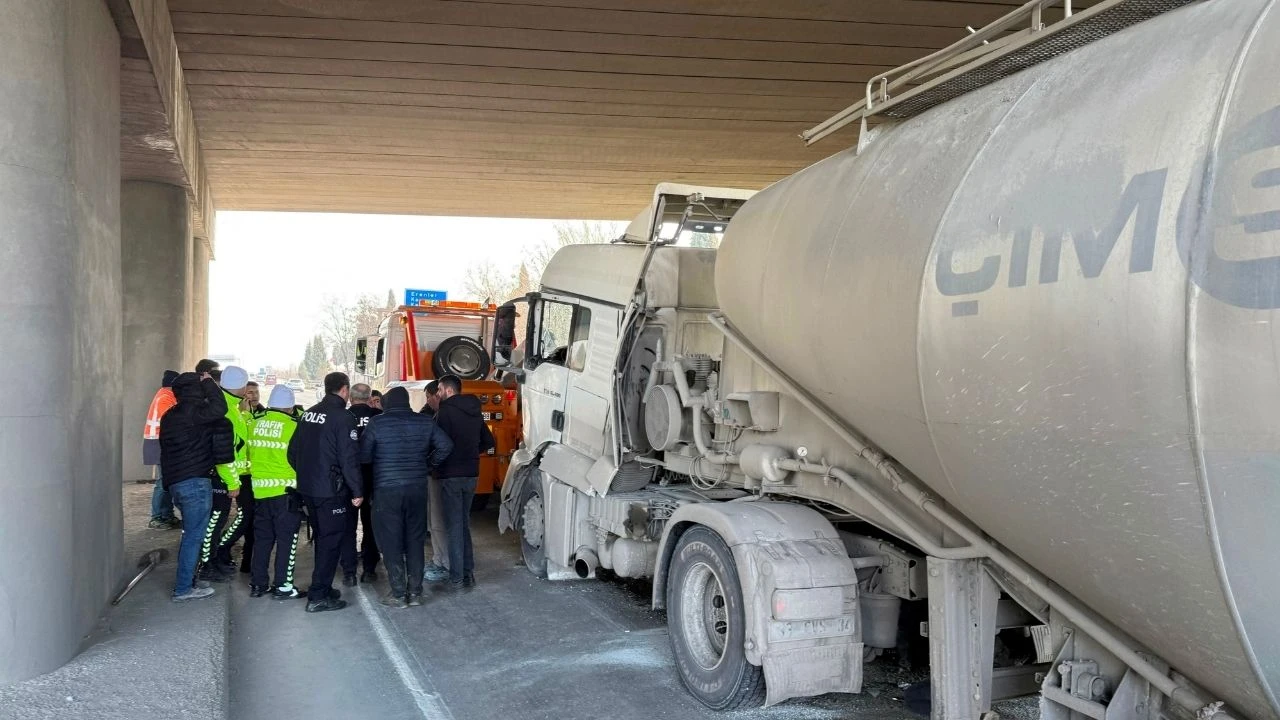 D-100'de iki tır çarpıştı: Sürücü hafif yaralı kurtuldu