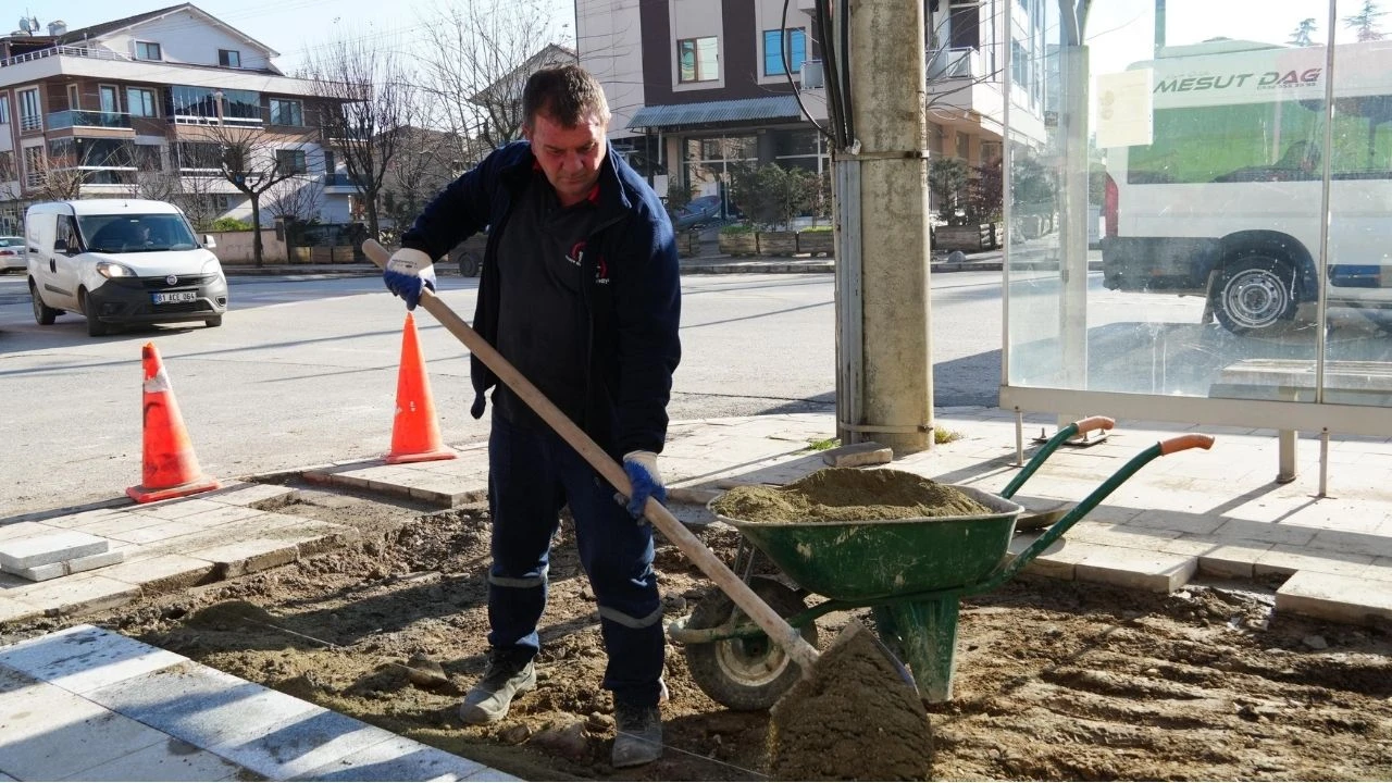 Düzce’de kaldırım tadilatı ve peyzaj çalışmaları hız kesmeden devam ediyor