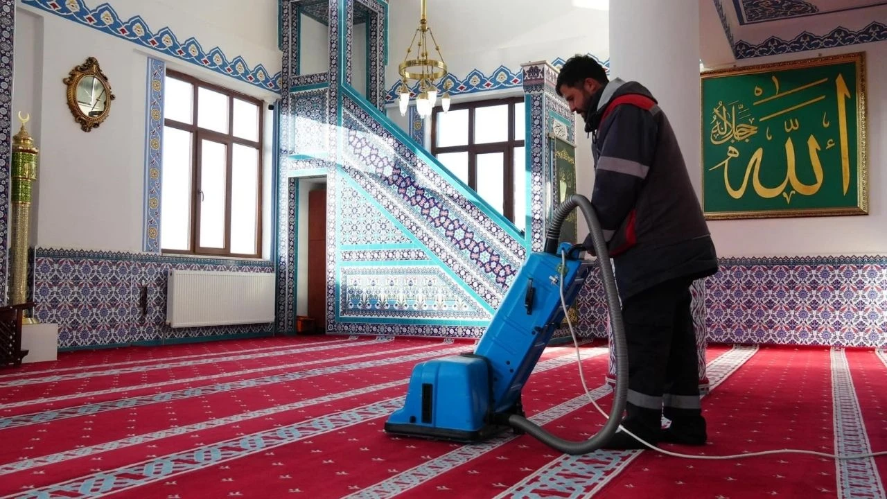 Camilerde titiz temizlik: Düzce Belediyesi’nden örnek çalışma