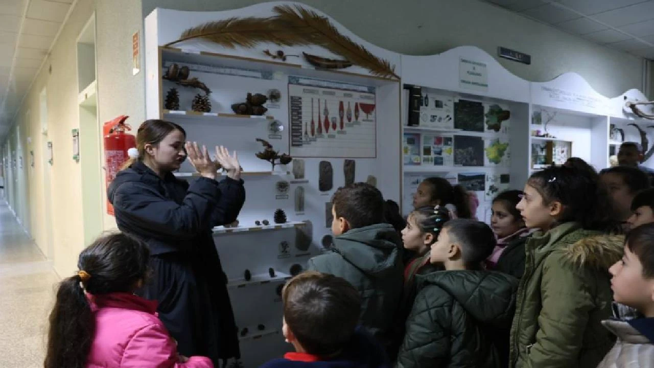 Düzce'de ilkokul öğrencileri unutulmaz deneyim yaşadı: Şehrin hayvan müzesine gezi düzenlendi