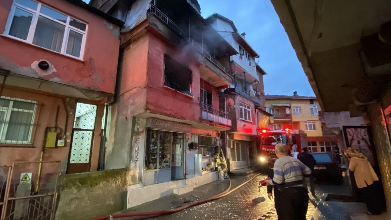 Kocaeli'de yangının yıktığı ev kullanılamaz hale geldi