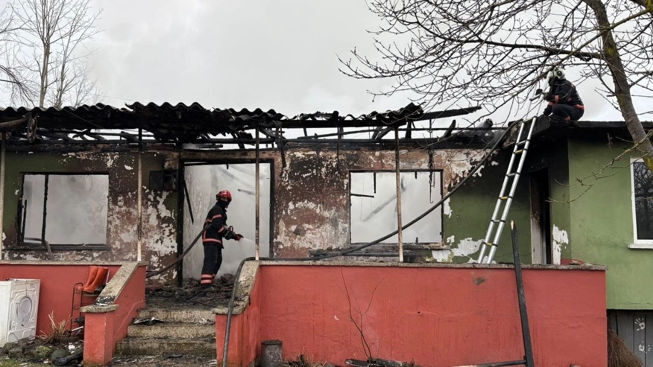 Sakarya'nın Hendek ilçesinde tek katlı ev alevlere teslim oldu