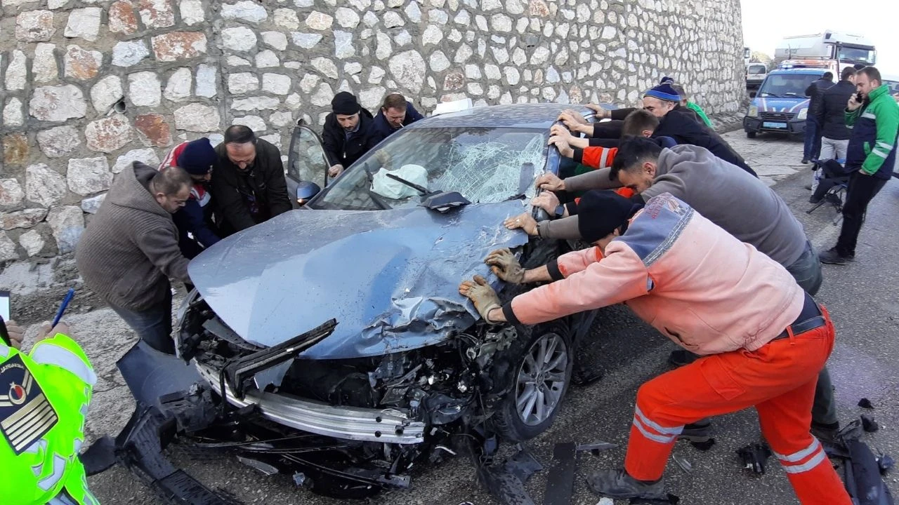 Bolu Mudurnu-Nallıhan kara yolu üzerinde tır otomobile çarptı: 4 Yaralı var