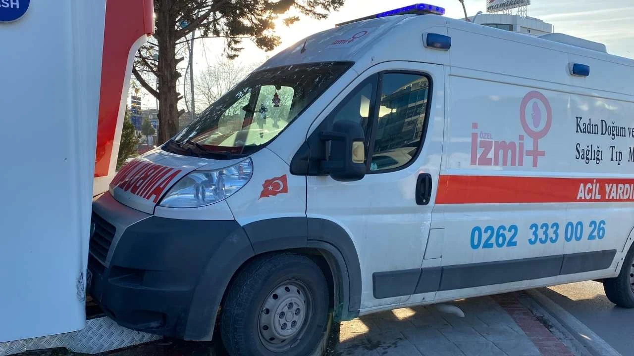 Kocaeli İzmit İlçesinde kaza: İçerisinde bebek olan ambulans kaza yaptı