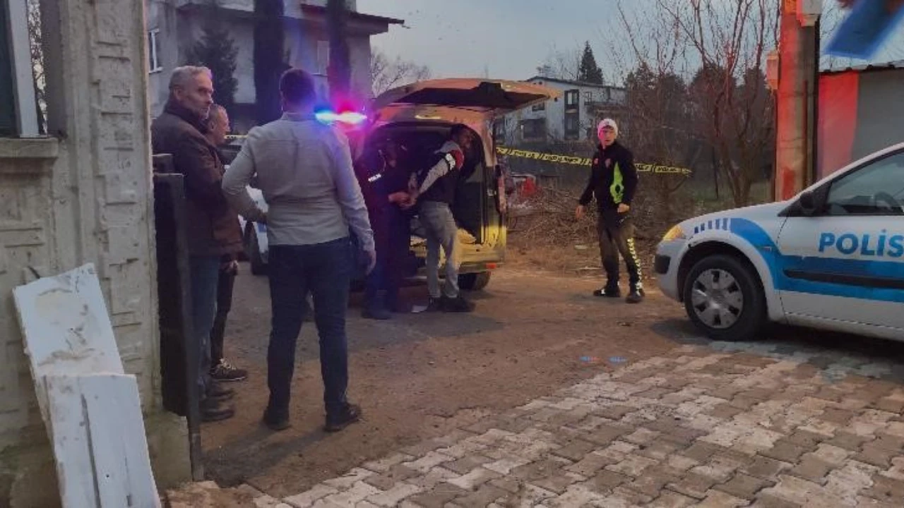 Aranan şahıs kendisini yakalamaya gelen polislere akrabalarıyla saldırdı: 2 yaralı, 4 gözaltı