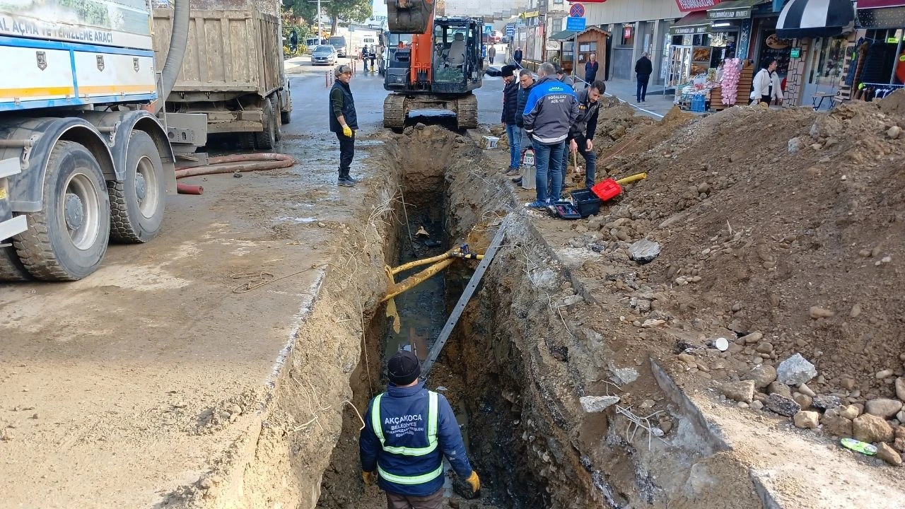 Düzce'de alt yapı çalışması sırasında doğal gaz borusu delindi