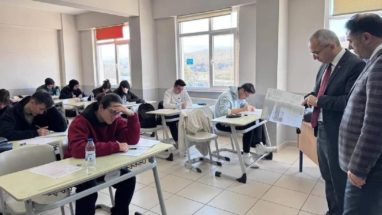 Düzce Akçakoca'da öğrencilerin başarısına destek: 8 ve 12.sınıflar için sınav düzenlendi