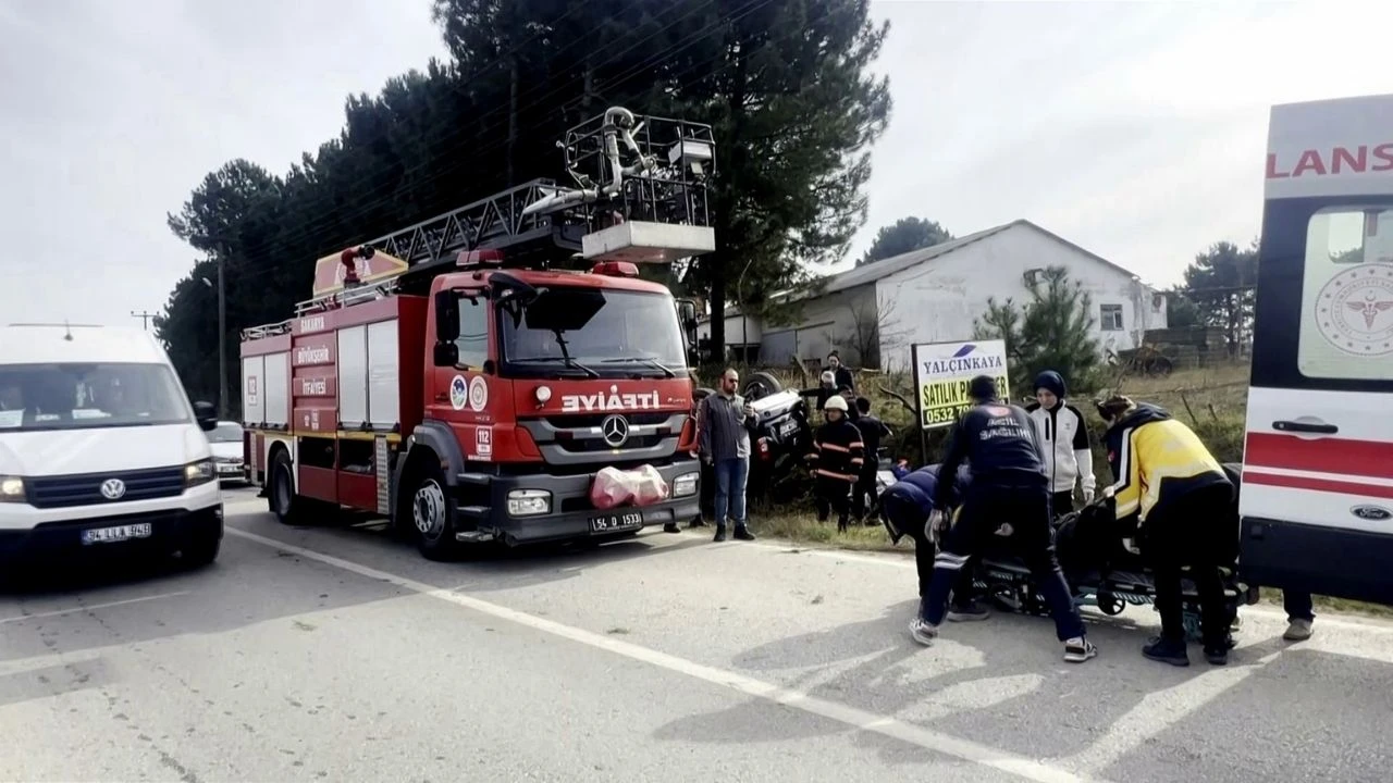 Sakarya'da otomobil takla attı: Sürücü araçta sıkıştı