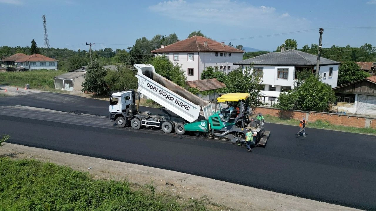 Sakarya'da 66 kilometre yolda asfalt seferberliği: 222 bin ton asfaltla yenilenen caddeler