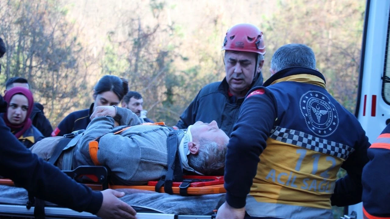 Şarampole uçan araçta bulunan yaralı vatandaş itfaiyenin yardımıyla kurtarıldı