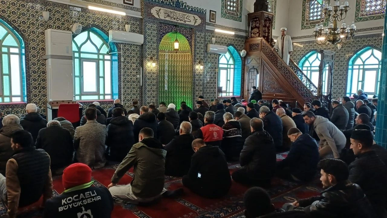 Kocaeli İzmit'te yangında hasar gören Akça Cami ibadete açıldı