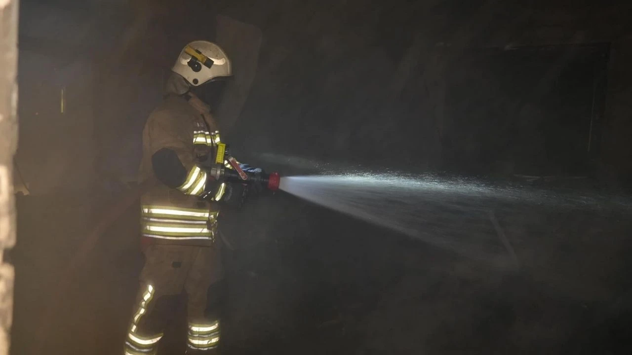 Düzce'de gece yarısı yangın alarmı: İki ayrı noktada maddi hasar