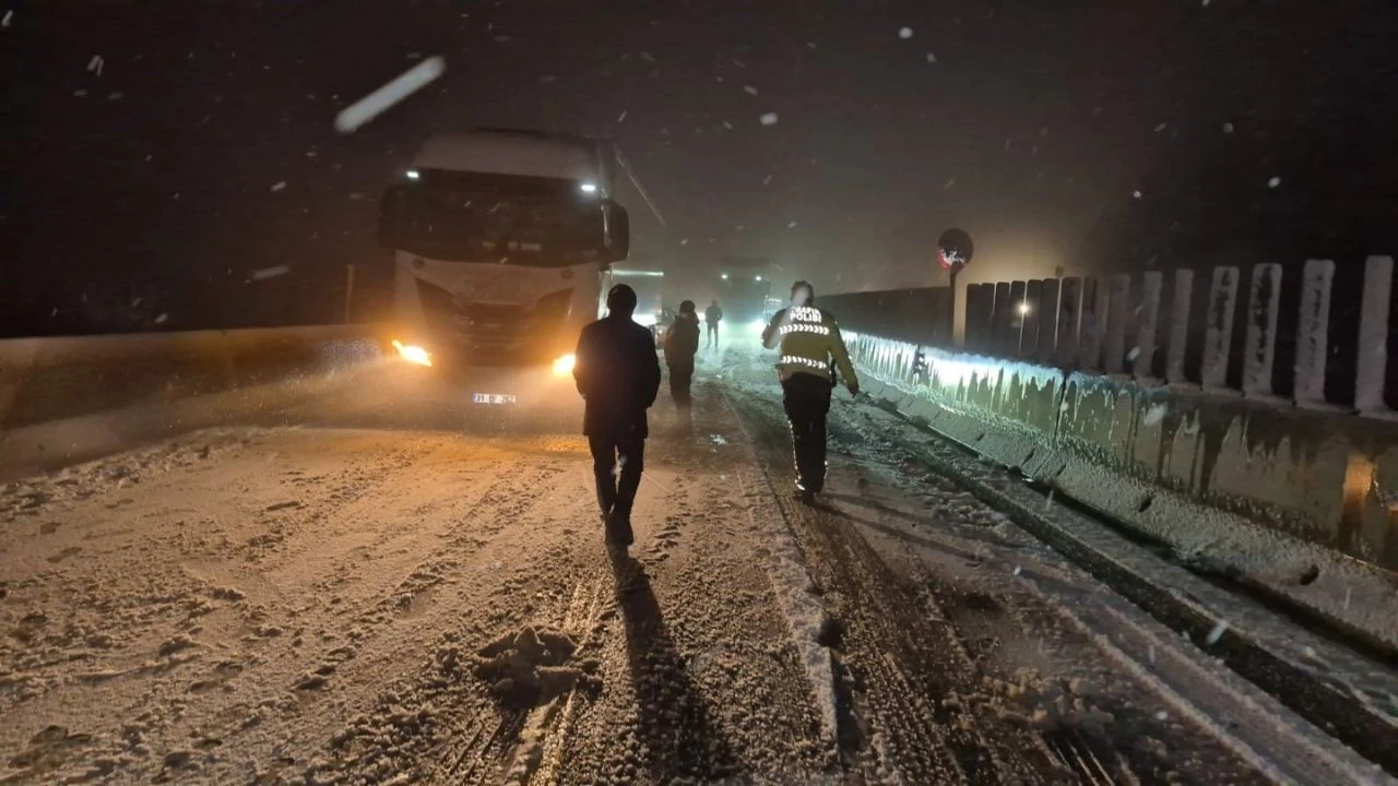 Bolu Dağı'nda kar yağışı aniden bastırdı, tırlar yolda kaldı