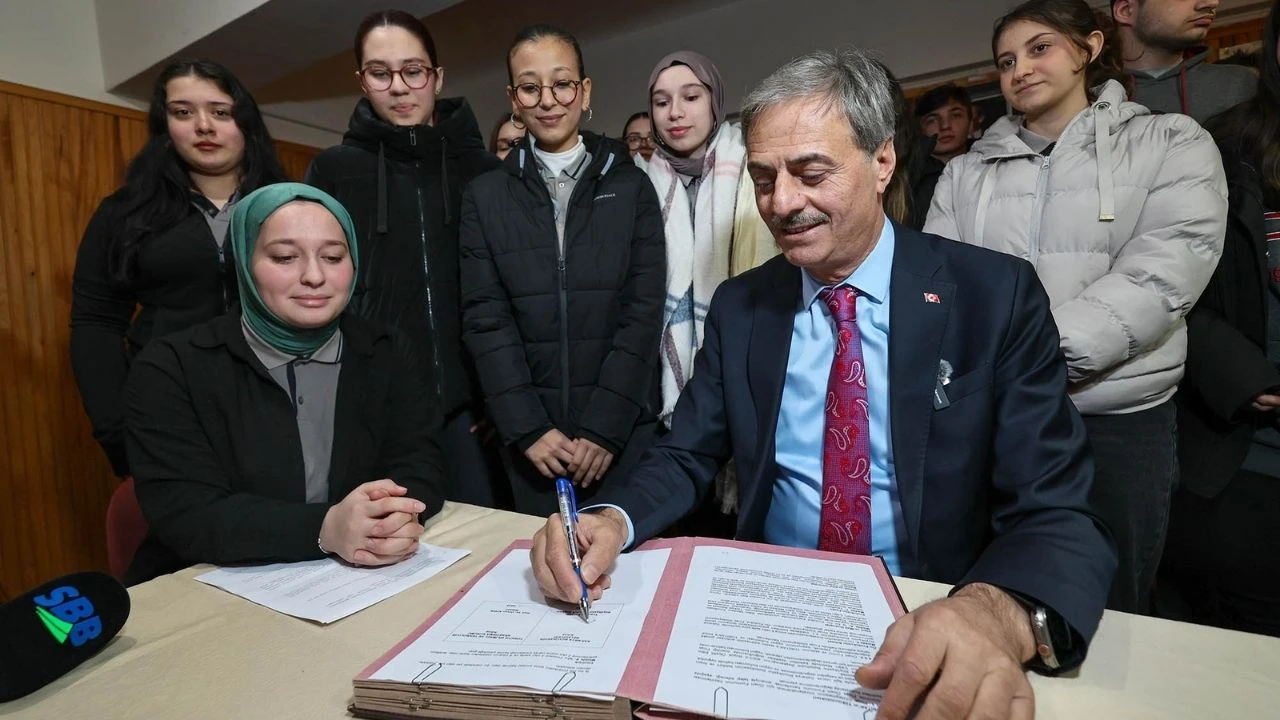 Sakarya Büyükşehir Belediye Başkanı Yusuf Alemdar bilim merkezi için imza attı