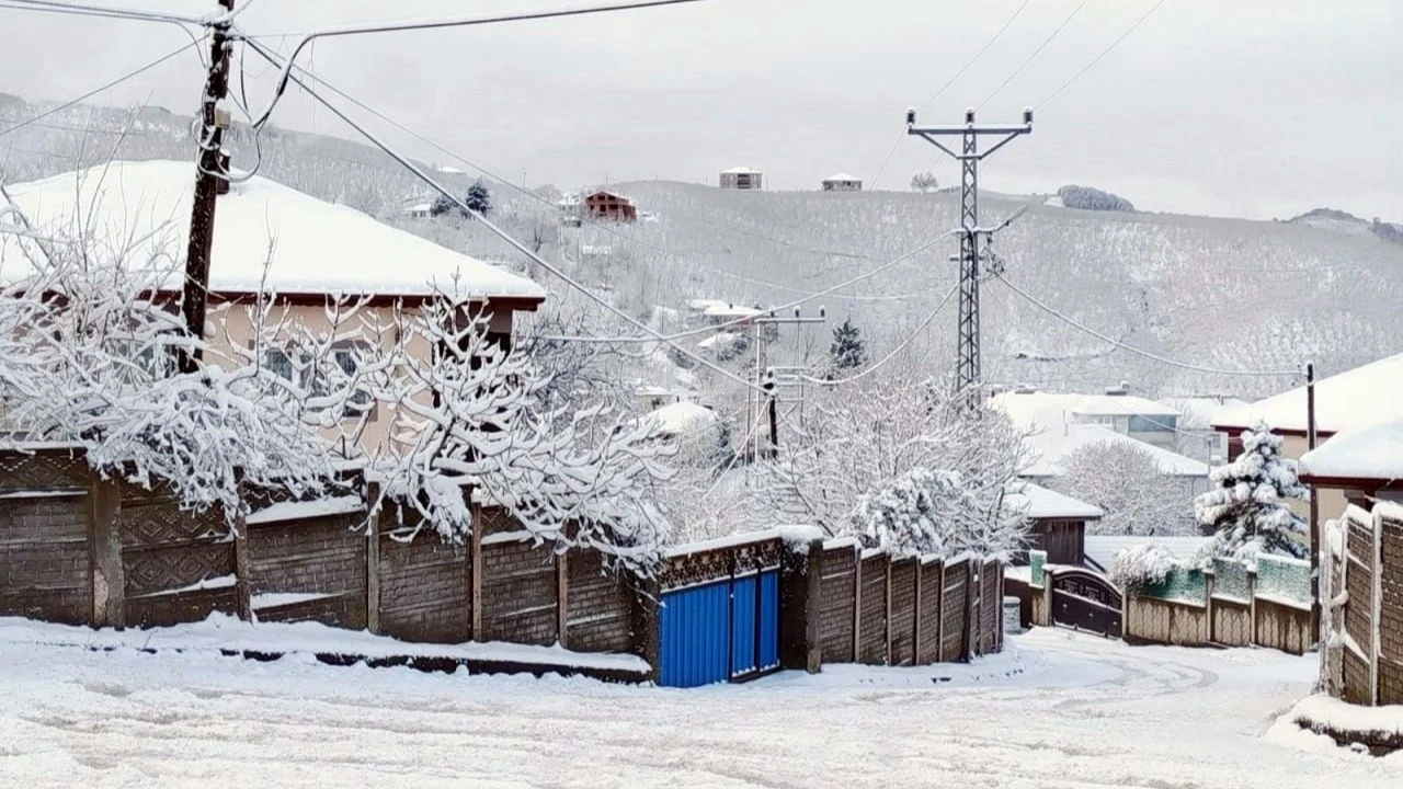 Karasu'nun yüksek mahalleleri beyaza büründü