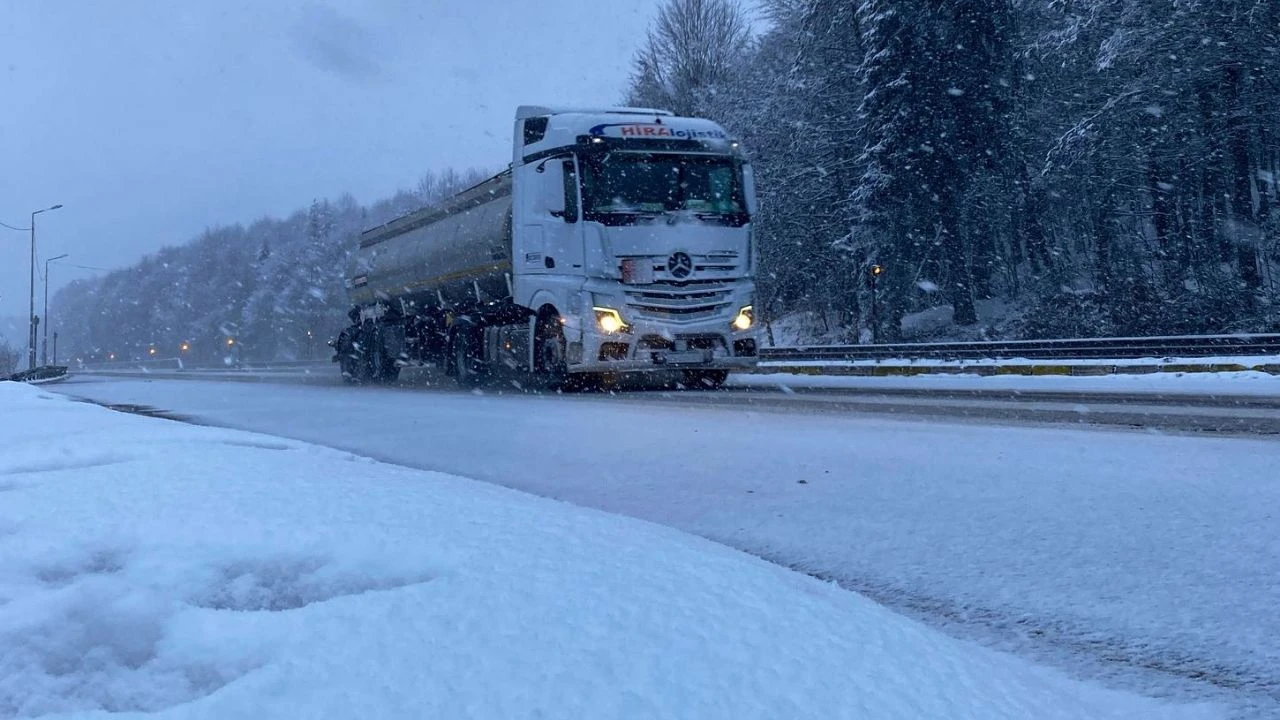 Bolu Dağı'na şiddetli kar yağışı başladı: Araç kullananlar ve dışarıda olanlara uyarılar yapılıyor