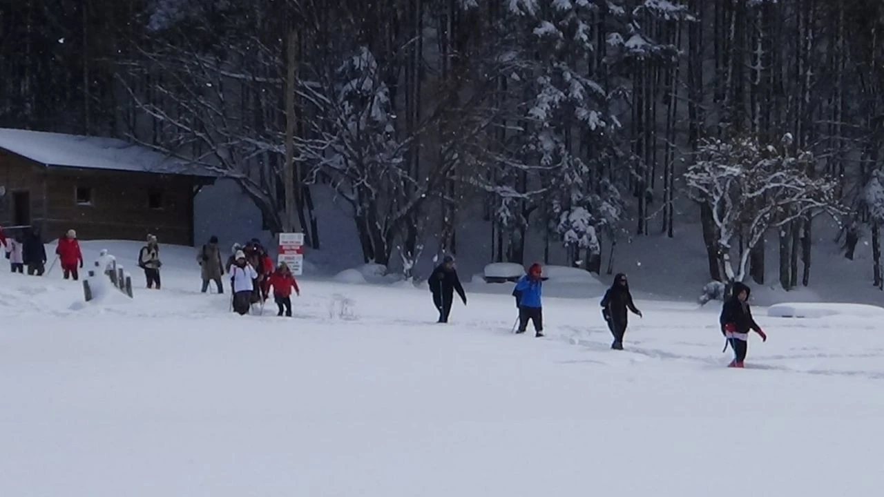 Bolu'da trekking ekibi 50 santimetrelik karda 12 kilometre yürüdü