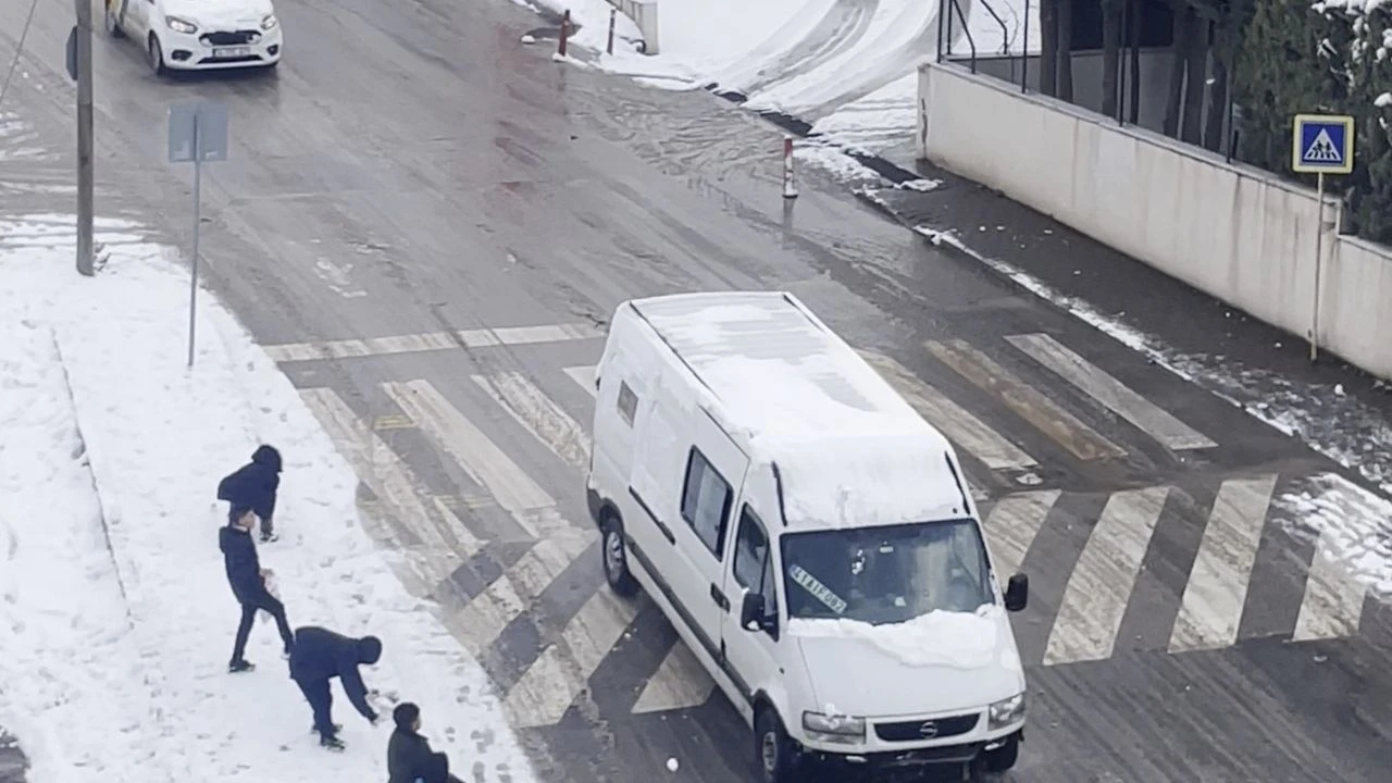 Kocaeli’de kar topu savaşı: Çocuklar ve yetişkinler eğlenceli anlar yaşadı