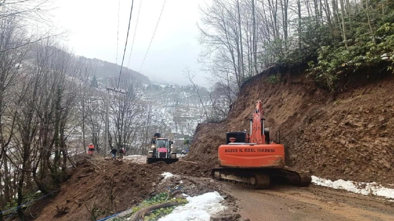 Düzce Gölyaka'da heyelan meydana geldi yol kapandı