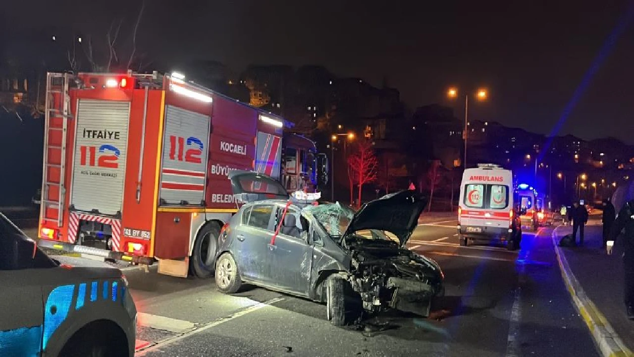 Kocaeli Gebze'de gece saatlerinde trafik kazası: Otomobil takla attı, 4 yaralı