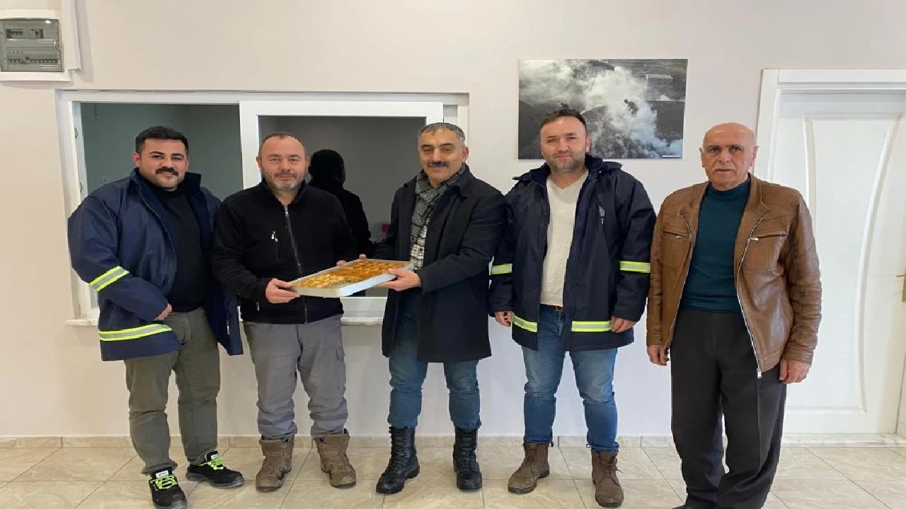 Kocaeli Körfez'de kar küreme ekiplerine baklava ikramı