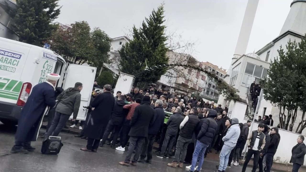 Kocaeli Çayırova ilçesinde eşi tarafından silahla öldürülmüştü: Cenazesi Gümüştepe Camii'nde kılındı