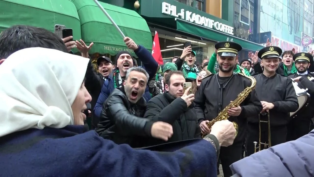 Koceli İzmit'te hareketli anlar: Kocaelispor taraftarları Amed Sportif Faaliyetler maçı öncesi meydanda toplandı