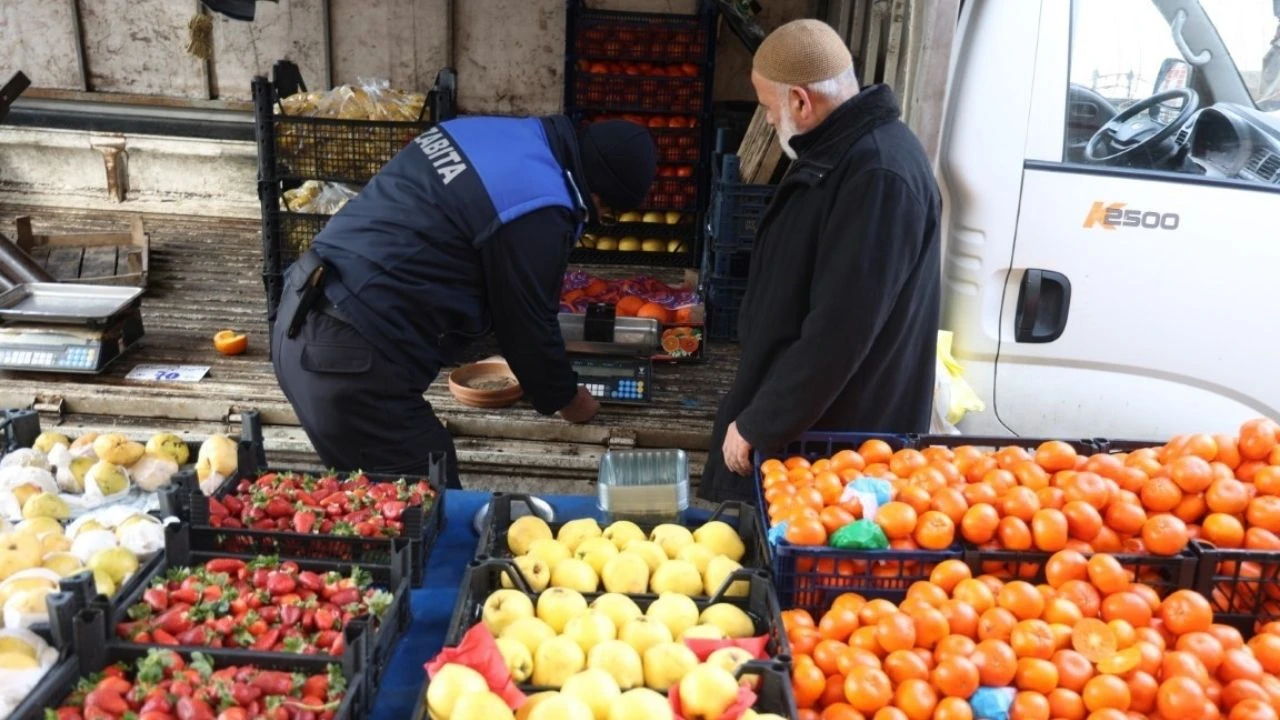 Kocaeli Kartepe'de zabıta ekipleri tartı denetimine çıktı