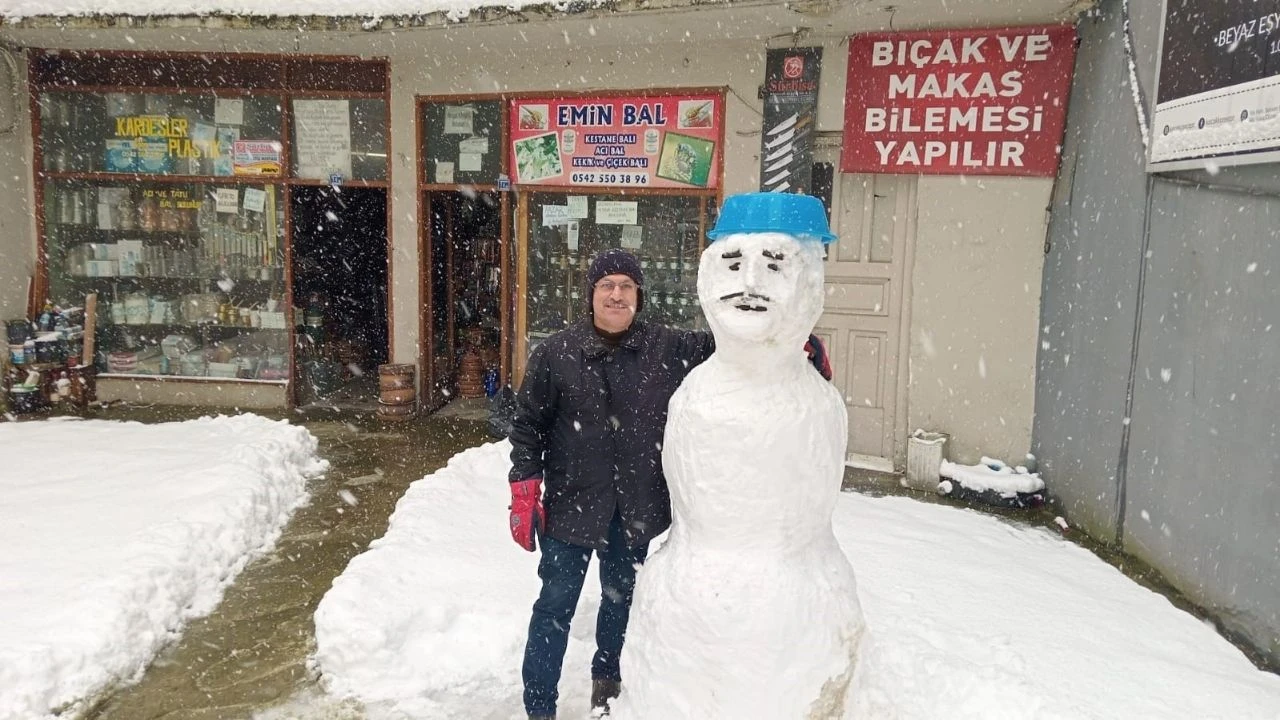 Düzce'de yoğun kar esnafı müşterisiz bıraktı: Düzce esnafı kar oynayarak zamanı geçirdi