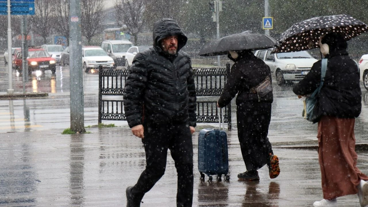 Sakarya’da şehir merkezinde kar yağışı etkili olmaya başladı